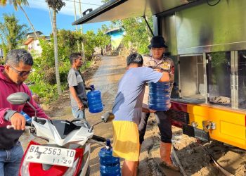 Polri Salurkan Air Bersih dan Bantu Bersihkan Rumah Warga di Agam, Sumatera Barat