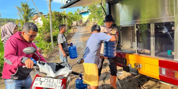 Polri Salurkan Air Bersih dan Bantu Bersihkan Rumah Warga di Agam, Sumatera Barat