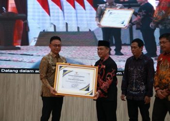 Wali Kota Pontianak Terima Penghargaan atas Pembentukan Posbakum di Kelurahan
