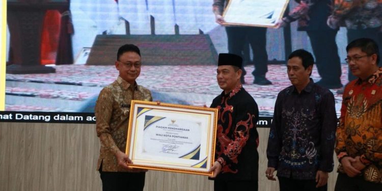 Wali Kota Pontianak Terima Penghargaan atas Pembentukan Posbakum di Kelurahan