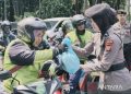 Polda Metro Jaya Distribusikan Bantuan kepada Pengemudi Ojol dan Petugas Kebersihan