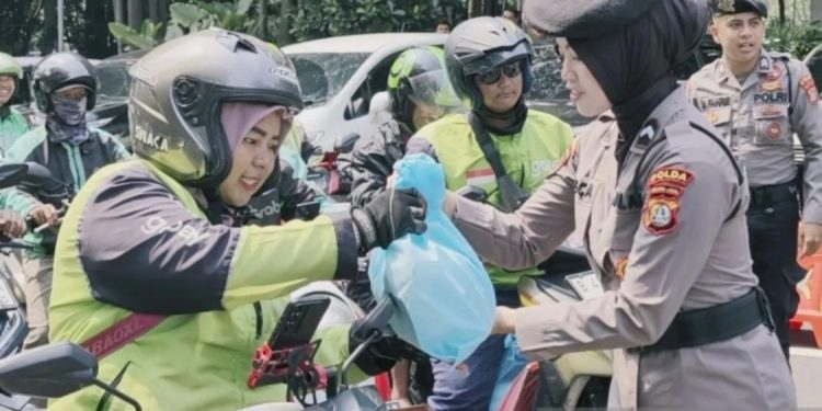 Polda Metro Jaya Distribusikan Bantuan kepada Pengemudi Ojol dan Petugas Kebersihan