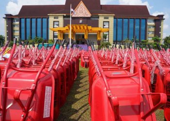 Polda Riau Kirim Ribuan Peralatan Kerja untuk Bantu Pemulihan di Aceh dan Sumbar