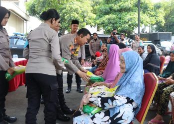 Polres Metro Jakarta Pusat Distribusikan Bantuan Beras kepada 100 Warga