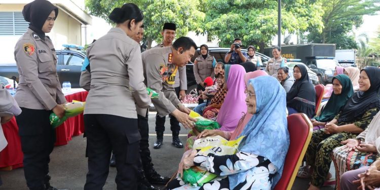 Polres Metro Jakarta Pusat Distribusikan Bantuan Beras kepada 100 Warga