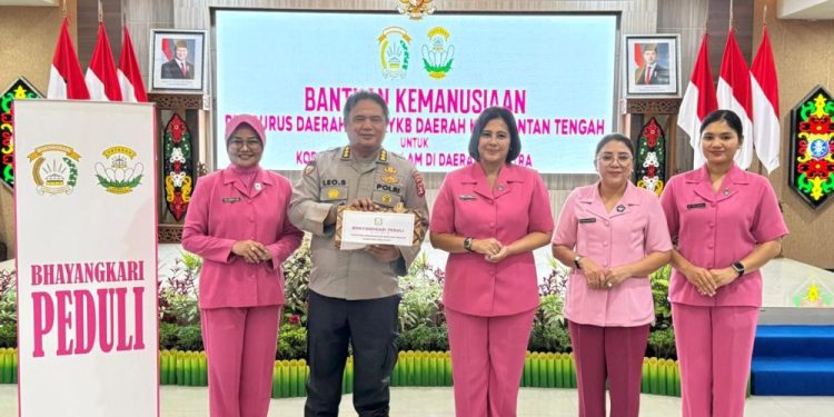 Bhayangkari Kalteng Salurkan Bantuan untuk Korban Bencana di Sumatera