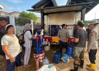 Polda Sumut Distribusikan Air Bersih untuk Bantu Warga Tapanuli Tengah