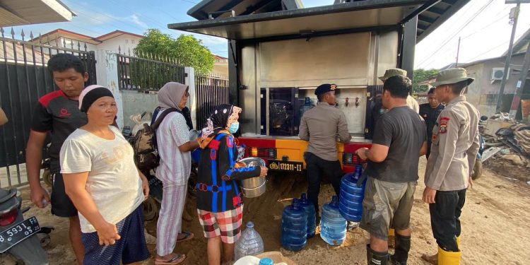 Polda Sumut Distribusikan Air Bersih untuk Bantu Warga Tapanuli Tengah