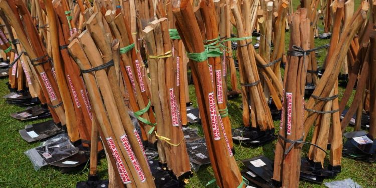 Polda Riau Kirim Ribuan Peralatan Kerja ke Aceh dan Sumbar untuk Pemulihan Pascabencana