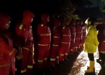 Polisi dan Tim Gabungan Evakuasi 100 KK Pasca Longsor di Arjasari Bandung