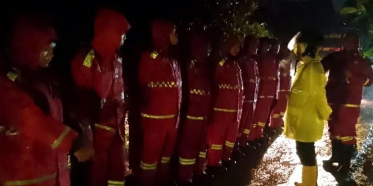 Polisi dan Tim Gabungan Evakuasi 100 KK Pasca Longsor di Arjasari Bandung