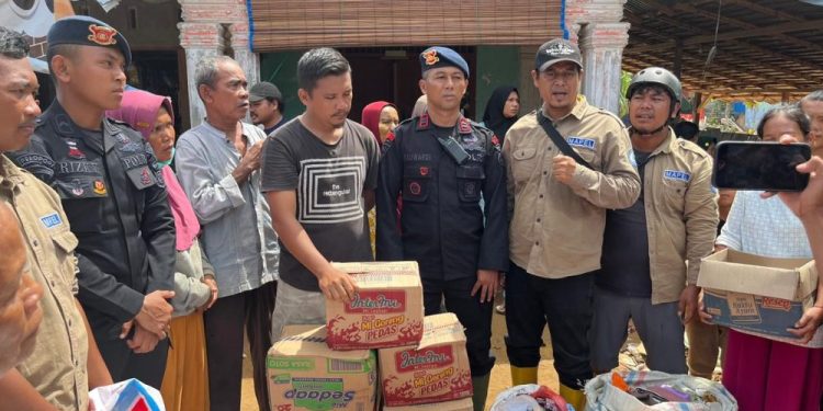 Brimob Polda Sumut dan Relawan Mapel Indonesia Salurkan Bantuan di Sibolga-Tapteng