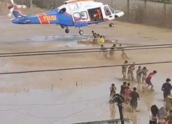 Helikopter Poludara Baharkam Polri Sukses Kirim Bantuan ke Aceh Tamiang Meski Berisiko