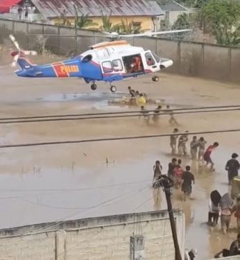Helikopter Poludara Baharkam Polri Sukses Kirim Bantuan ke Aceh Tamiang Meski Berisiko