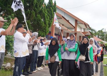 Guru di Balangan Meriahkan HUT PGRI dan HGN dengan Jalan Sehat