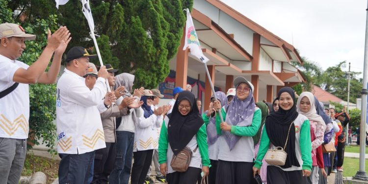 Guru di Balangan Meriahkan HUT PGRI dan HGN dengan Jalan Sehat