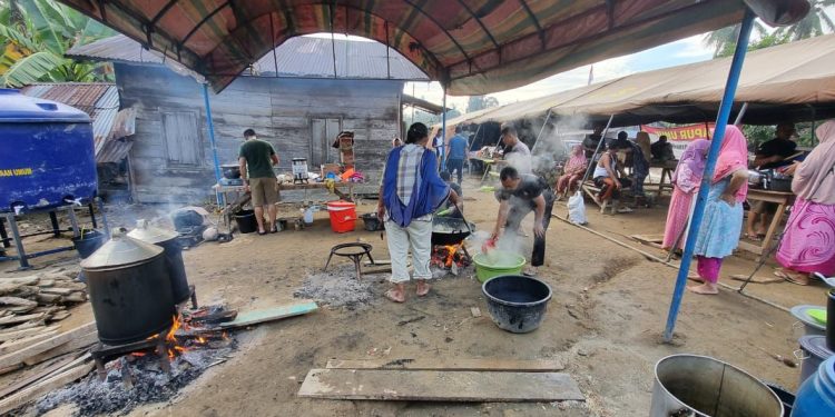 Posko Brimob Polda Sumut Sediakan Dapur Umum dan Layanan Kesehatan untuk Korban Banjir Batang Toru