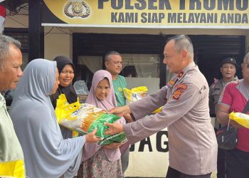 Kapolres Aceh Selatan Salurkan Bantuan Sembako untuk Korban Banjir di Trumon