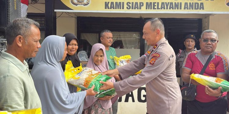 Kapolres Aceh Selatan Salurkan Bantuan Sembako untuk Korban Banjir di Trumon