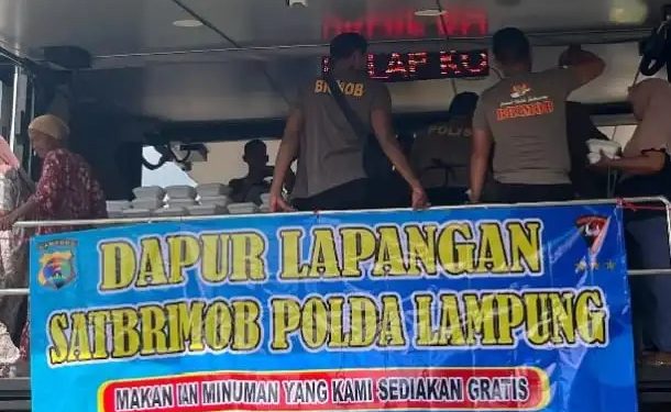 Satbrimob Polda Lampung Bangun Dapur Lapangan untuk Korban Bencana di Sumatera Barat