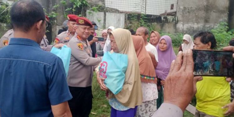 Polda Sumut Salurkan Bantuan Sembako untuk Korban Banjir di Medan