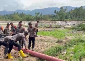 Brimob Polda Kaltara Bangun Kembali Jembatan Roboh di Sebatik Tengah