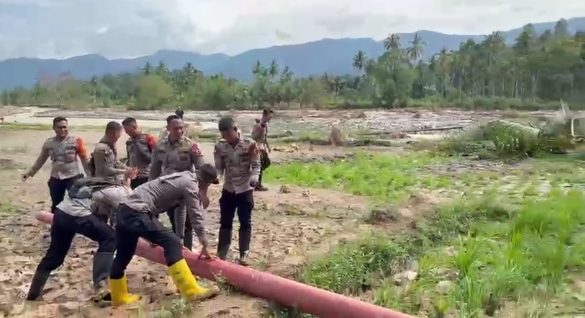 Brimob Polda Kaltara Bangun Kembali Jembatan Roboh di Sebatik Tengah