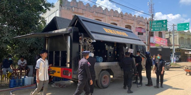 Polri Distribusikan Air Bersih dan Masker untuk Korban Banjir di Nagan Raya