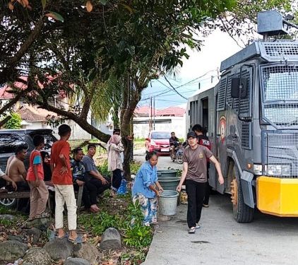 Polri dan BPBD Kota Padang Distribusikan Air Bersih ke Wilayah Krisis