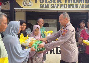 Kapolres Aceh Selatan Salurkan Bantuan Sembako untuk Korban Banjir di Trumon