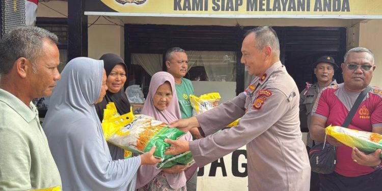 Kapolres Aceh Selatan Salurkan Bantuan Sembako untuk Korban Banjir di Trumon
