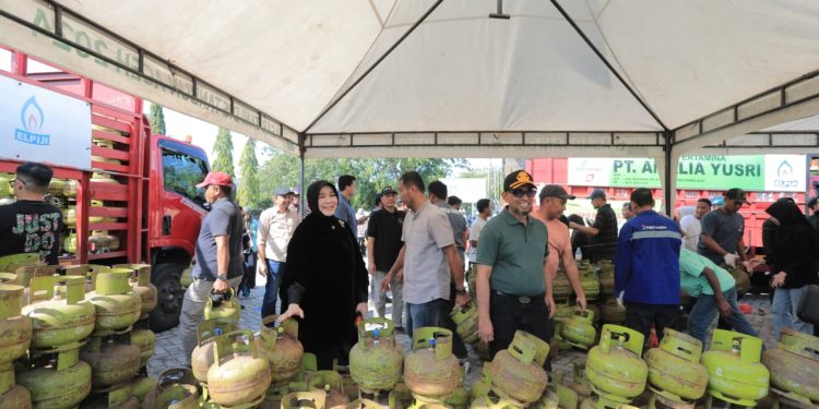 Wali Kota Banda Aceh Tinjau Distribusi LPG 3 Kg di Pasar Tani