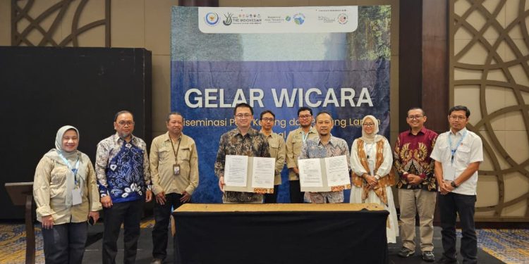 UGM dan ISMP Serahkan Peta Geospasial Laut Nasional ke KKP