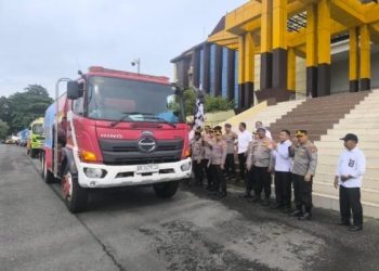 Polda Riau Salurkan Bantuan Air Bersih ke Sumatera Barat