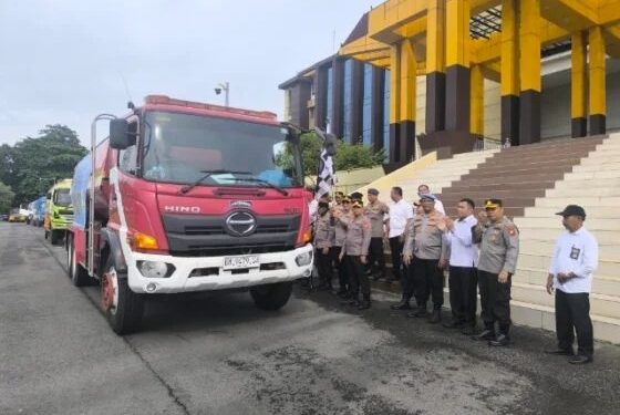 Polda Riau Salurkan Bantuan Air Bersih ke Sumatera Barat