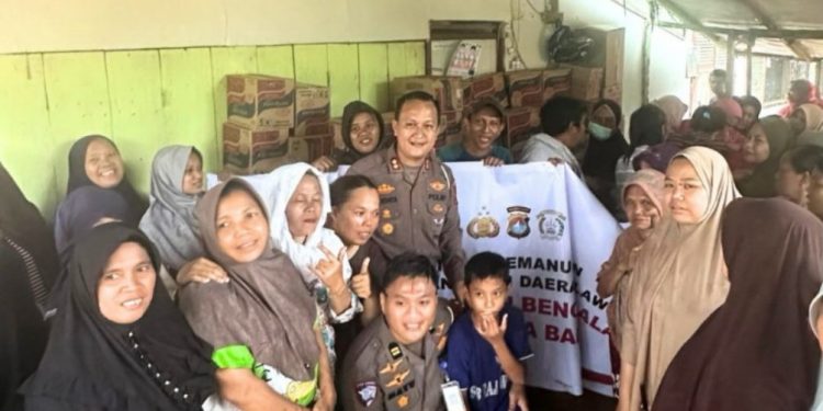Polda Sulbar dan Bhayangkari Salurkan Bantuan ke Daerah Banjir Bandang di Sumbar