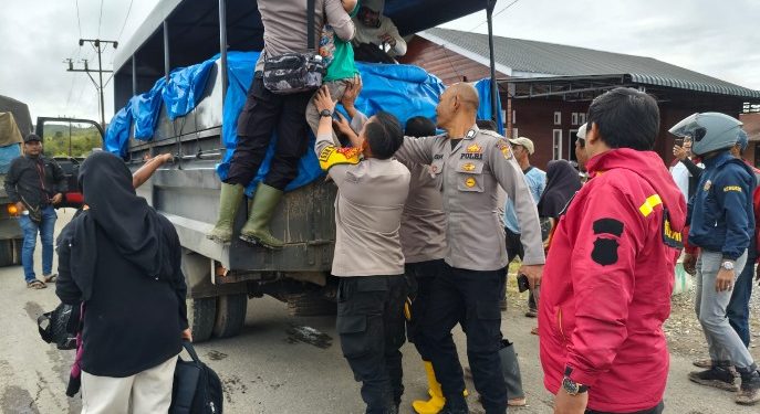 Kapolres Aceh Tengah Pimpin Distribusi Bantuan ke Daerah Terpencil di Linge