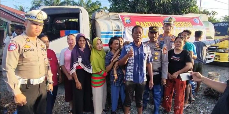 Satlantas Polres Langkat Mengawal Distribusi Air Bersih ke Desa Lalang