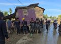 Brimob Aceh Evakuasi Rumah Terseret Banjir di Jalan Nasional Tamiang-Langsa
