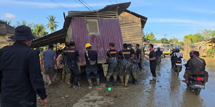 Brimob Aceh Evakuasi Rumah Terseret Banjir di Jalan Nasional Tamiang-Langsa