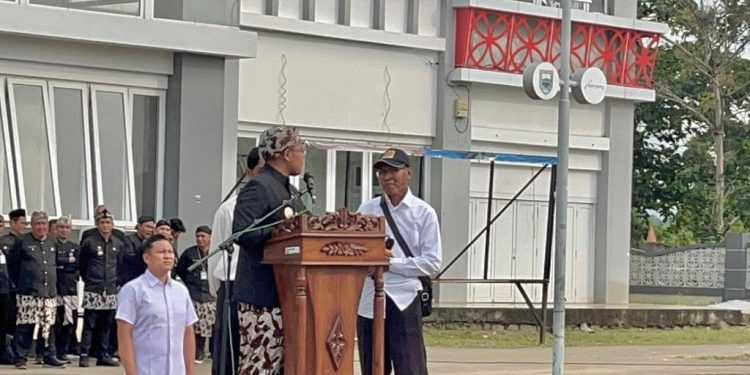 Bupati Batang Berikan Hadiah Umrah untuk Pegawai Berdedikasi