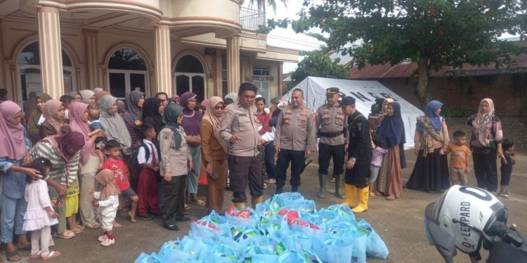 Polda Sumbar Berikan Bantuan untuk Ibu dan Balita Korban Banjir Bandang di Nanggalo
