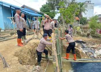 Brimob Sumut Tanggap Perbaiki Tanggul Jebol di Tanjung Pura
