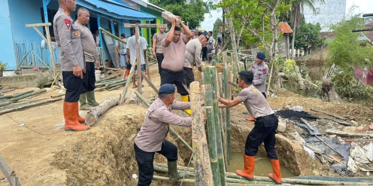 Brimob Sumut Tanggap Perbaiki Tanggul Jebol di Tanjung Pura