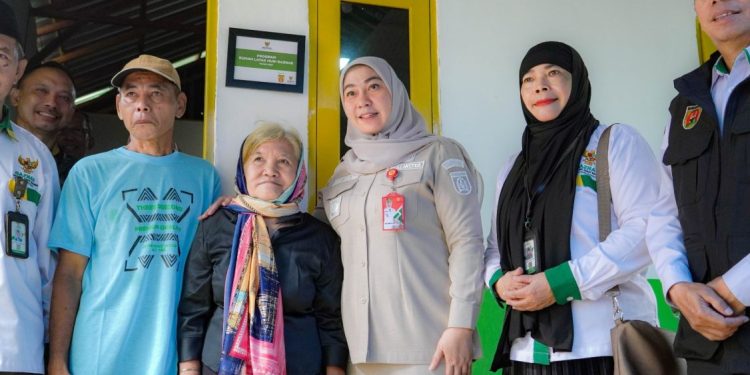 Wali Kota Banjarbaru Serahkan Tiga Rumah Layak Huni Bantuan Baznas