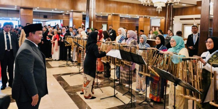 WNI di Pakistan Sambut Kedatangan Presiden Prabowo dengan Angklung dan Lagu Nasional