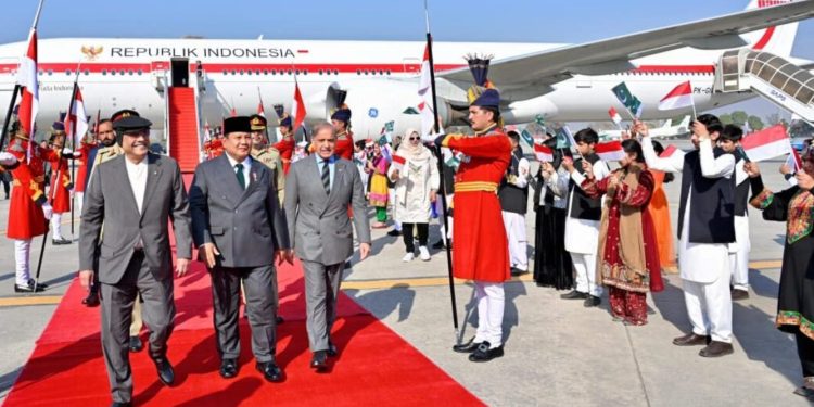 Presiden Prabowo Terima Sambutan Militer di Pakistan, Peringati 75 Tahun Hubungan RI-Pakistan