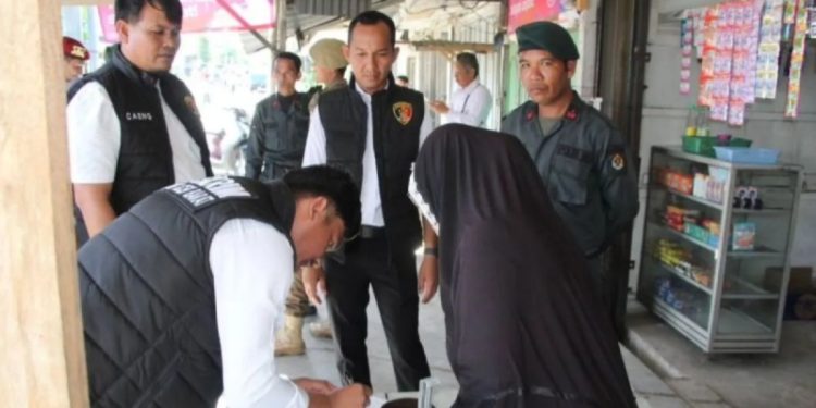 Polisi Beri Teguran pada Pedagang BBM dan LPG di Aceh Barat