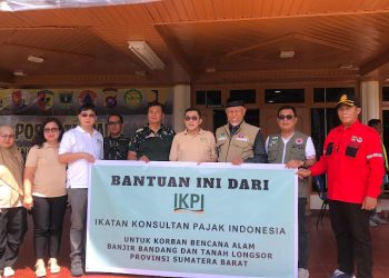 Gubernur Sumbar Terima Bantuan dari IKPI Sumbagteng untuk Korban Bencana