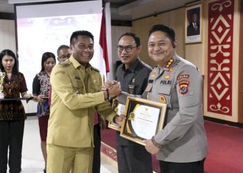 Polda NTT Dapat Penghargaan “Menuju Informatif” dalam Anugerah Keterbukaan Informasi Publik 2025